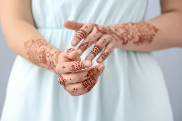 Mulher Bonita Com Tatuagem Henna Suas Mãos Close — Fotografia de Stock
