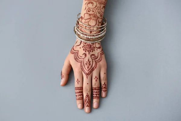 Bela Mão Feminina Com Tatuagem Henna Fundo Cinza — Fotografia de Stock