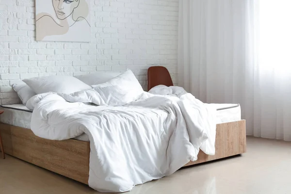 Cama Con Cómodo Colchón Ortopédico Habitación — Foto de Stock