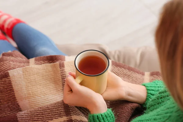 Sıcak Ekoseyle Kaplanmış Genç Bir Kadın Sıcak Çay Içiyor — Stok fotoğraf