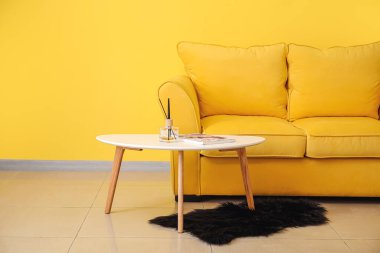 Kanepesi ve masası olan bir oturma odası.