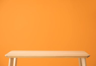 Renkli duvarın yanındaki tahta masa.