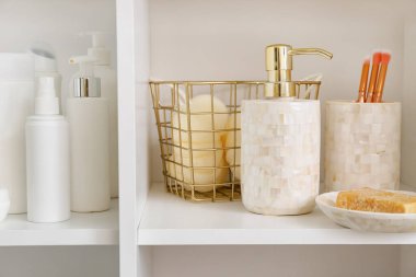 Vücut bakımı kozmetik ürünleri rafı