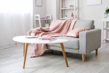 Masası olan modern oturma odasının şık bir iç mekanı.