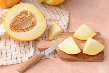 Masada tatlı kesilmiş kavun ile kompozisyon