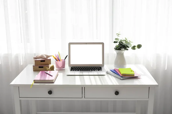 Interior Del Lugar Trabajo Moderno Con Ordenador Portátil —  Fotos de Stock