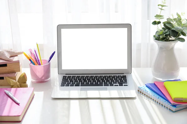 Interieur Van Moderne Werkplek Met Laptop — Stockfoto