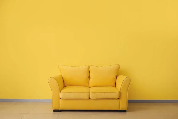 Κομψός Καναπές Κοντά Χρωματιστό Τοίχο Στο Δωμάτιο — Φωτογραφία Αρχείου