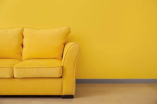 Κομψός Καναπές Κοντά Χρωματιστό Τοίχο Στο Δωμάτιο — Φωτογραφία Αρχείου