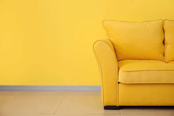 Stylish Sofa Color Wall Room — Stock Photo, Image