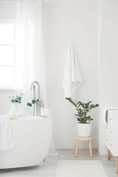 光の浴室のモダンなインテリア — ストック写真