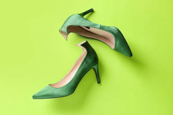 Sapatos Femininos Sobre Fundo Cor — Fotografia de Stock