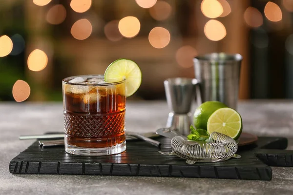 Glas Cuba Libre Cocktail Met Limoen Tafel — Stockfoto