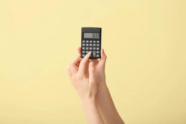 Mains Féminines Avec Calculatrice Sur Fond Couleur — Photo