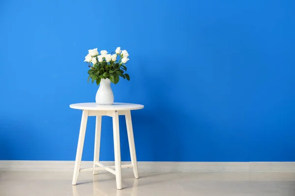 Vacker Vas Med Rosor Bordet Nära Färg Vägg — Stockfoto