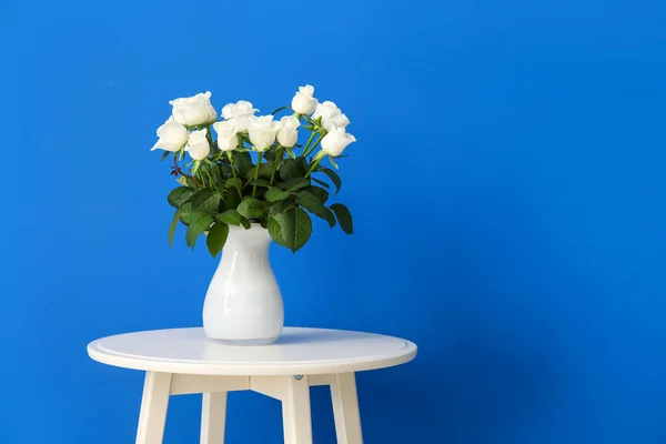 Hermoso Jarrón Con Rosas Mesa Cerca Pared Color — Foto de Stock