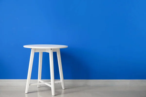 Stilvoller Tisch Der Nähe Der Wand — Stockfoto