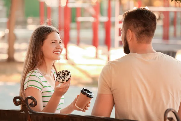 Pareja Joven Comiendo Rosquillas Dulces Tomando Café Aire Libre — Foto de Stock