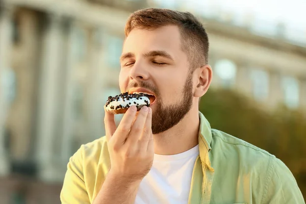 Schöner Junger Mann Isst Süßen Donut Freien — Stockfoto