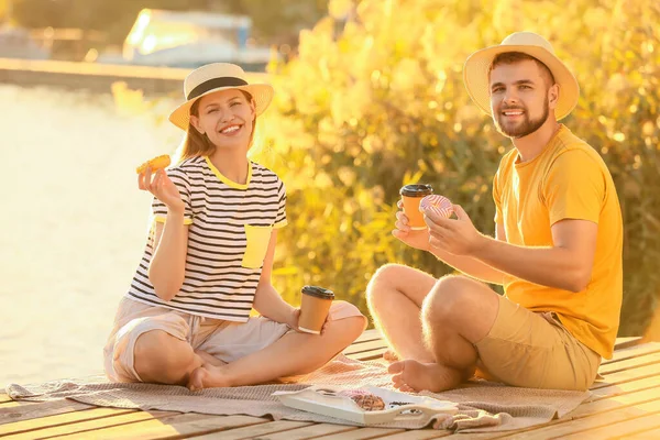 Young Couple Eating Sweet Donuts Drinking Coffee River — Stock Photo, Image