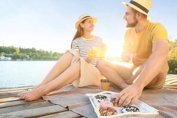 Young Couple Eating Sweet Donuts Drinking Coffee River — Stock Photo, Image