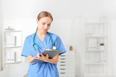 Klinikte çalışan güzel genç bir doktor.