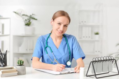 Klinikte çalışan güzel genç bir doktor.