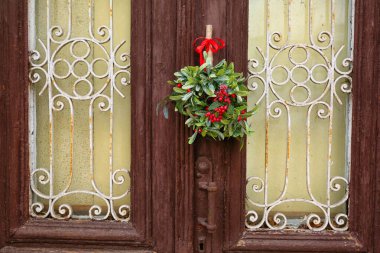 Ökseotu dalı ahşap kapıda, açık havada.