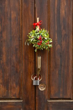 Ökseotu dalı ahşap kapıda, açık havada.