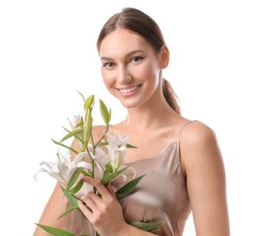 Beyaz arka planda taze zambakları olan güzel genç bir kadın.