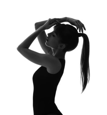 Beyaz arka planda güzel genç bir kadının silueti.