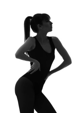 Beyaz arka planda güzel genç bir kadının silueti.