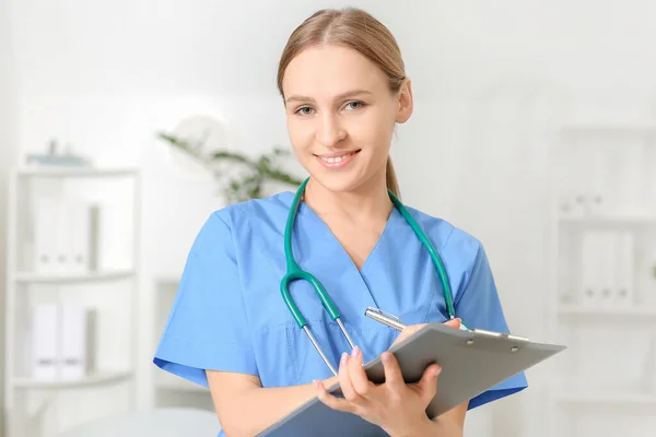 Mooie Jonge Dokter Aan Het Werk Kliniek — Stockfoto