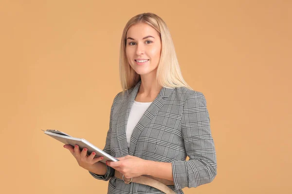 Beautiful Young Businesswoman Color Background — Stock Photo, Image