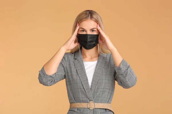 Schöne Junge Frau Trägt Medizinische Maske Auf Farbigem Hintergrund Konzept — Stockfoto