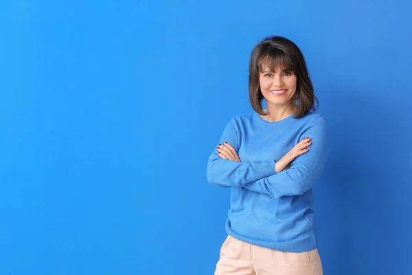 Hermosa Mujer Madura Sobre Fondo Color — Foto de Stock