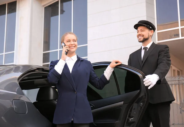 Jovem Empresária Saindo Carro Luxo — Fotografia de Stock