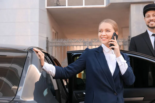 Giovane Donna Affari Uscire Auto Lusso — Foto Stock