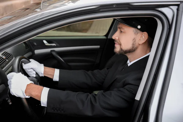 Chófer Guapo Conduciendo Coche Lujo — Foto de Stock