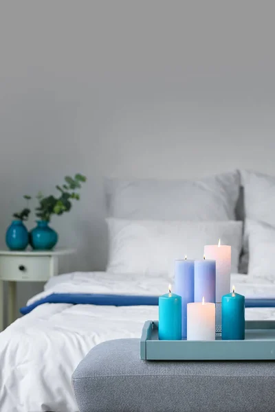 Tablett Mit Brennenden Kerzen Schlafzimmer — Stockfoto