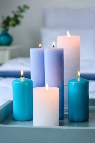 Tablett Mit Brennenden Kerzen Schlafzimmer Nahaufnahme — Stockfoto
