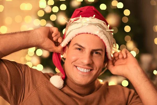 Stilig Man Santa Hatt Mot Fokuserade Ljus — Stockfoto