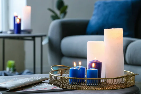 Tablett Mit Brennenden Kerzen Auf Hocker Wohnzimmer — Stockfoto