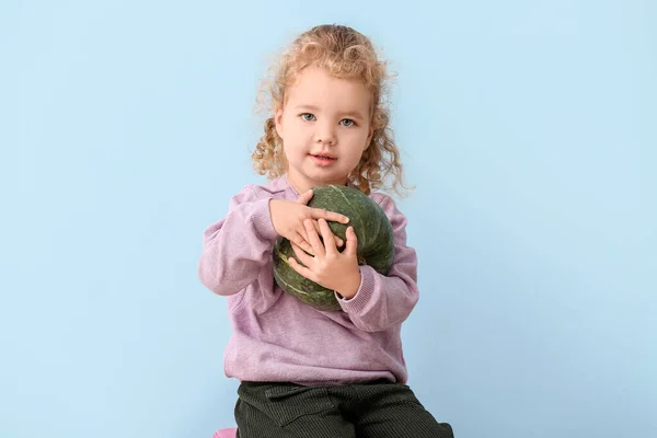 Schattig Klein Meisje Met Pompoen Kleur Achtergrond — Stockfoto