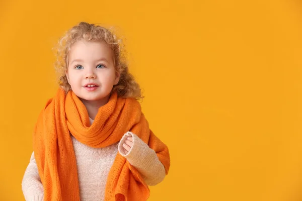 Petite Fille Mignonne Avec Écharpe Chaude Sur Fond Couleur — Photo