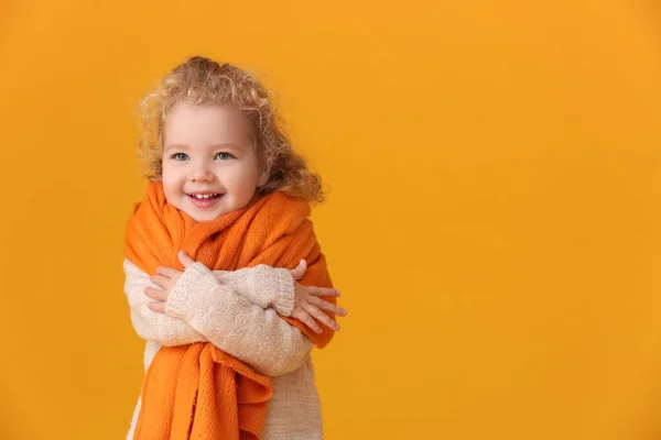 Schattig Klein Meisje Met Warme Sjaal Kleur Achtergrond — Stockfoto