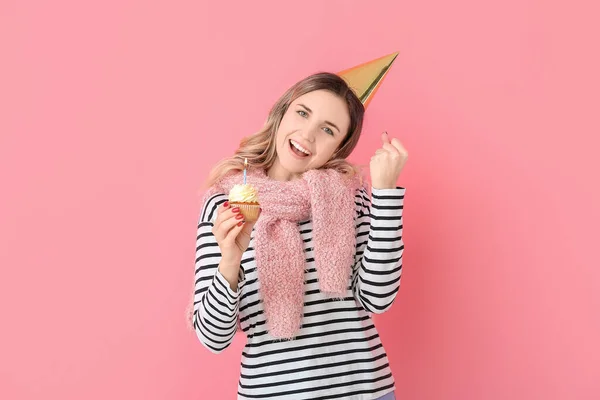 Gelukkig Jong Vrouw Met Verjaardag Cupcake Kleur Achtergrond — Stockfoto