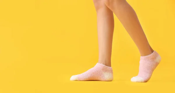 若いです女性の足で靴下上の色の背景 — ストック写真