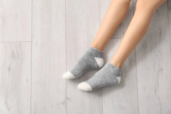 Beine Einer Jungen Frau Socken Auf Holzgrund — Stockfoto