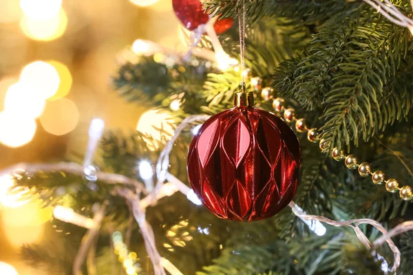 Όμορφο Διακοσμημένο Χριστουγεννιάτικο Δέντρο Κοντινό — Φωτογραφία Αρχείου